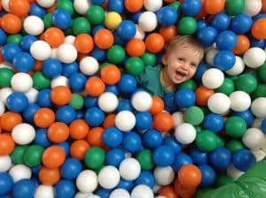 Quels Sont Les Avantages D Une Piscine A Balles Pour Vos Enfants Maman M Adore